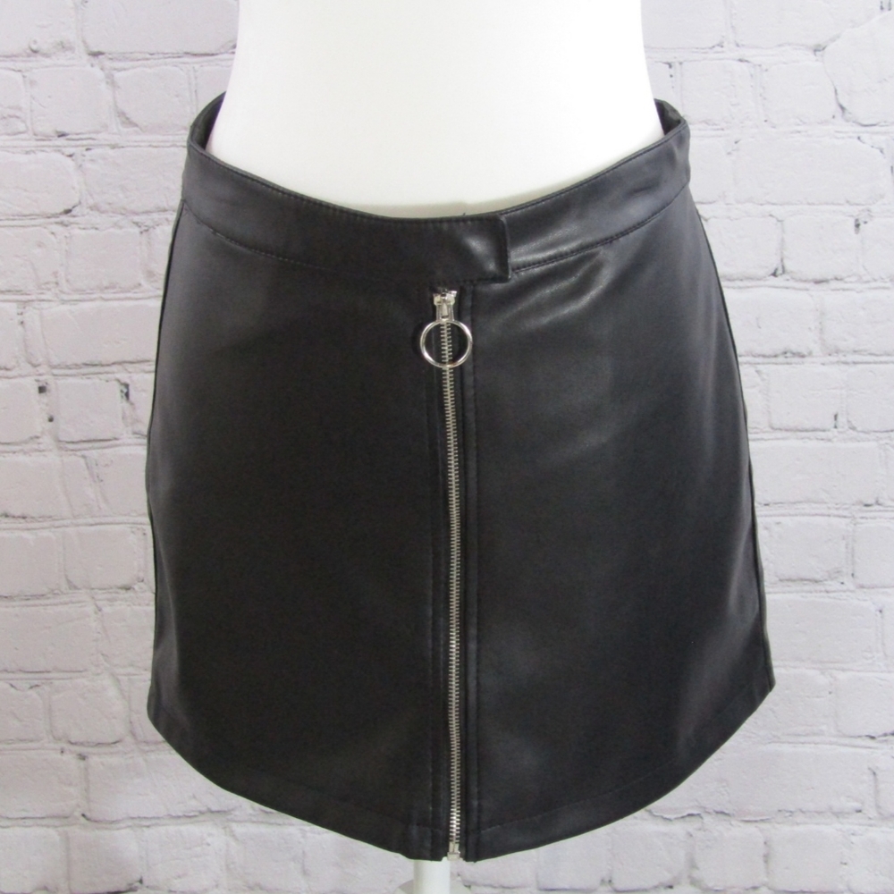 Forever 21 Black Faux Leather Mini Skirt Size Medium Front Separating Zipper